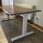 Escritorio Eléctrico Ascend Pro 160 cm | Rango 60-125 cm Doble Motor | Café/Blanco - Imagen 5